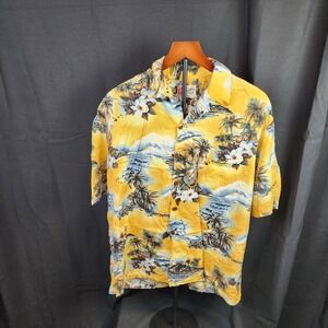 vintage yellow Hilo Hattie Hawaiian shirt made of 100% cotton Size L